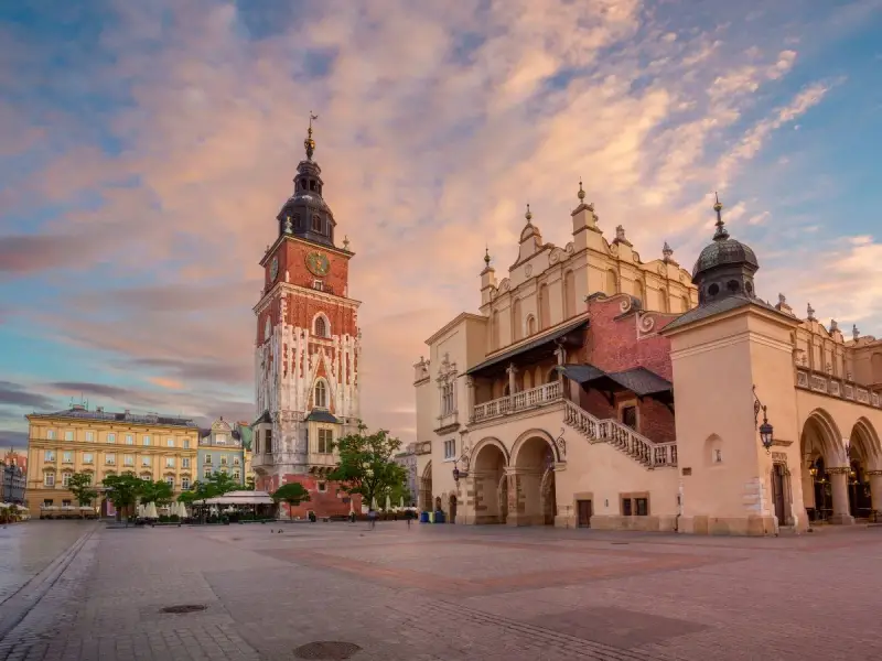 Torre del Municipio e Sukiennice nella Piazza del Mercato di Cracovia, perfetti per scoprire cosa vedere a Cracovia in 3 giorni.