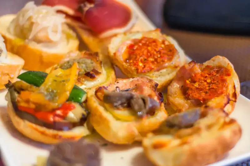 Assaggi di Praga: crostini con verdure, carne e salse piccanti. Un'idea per cosa mangiare a Praga.